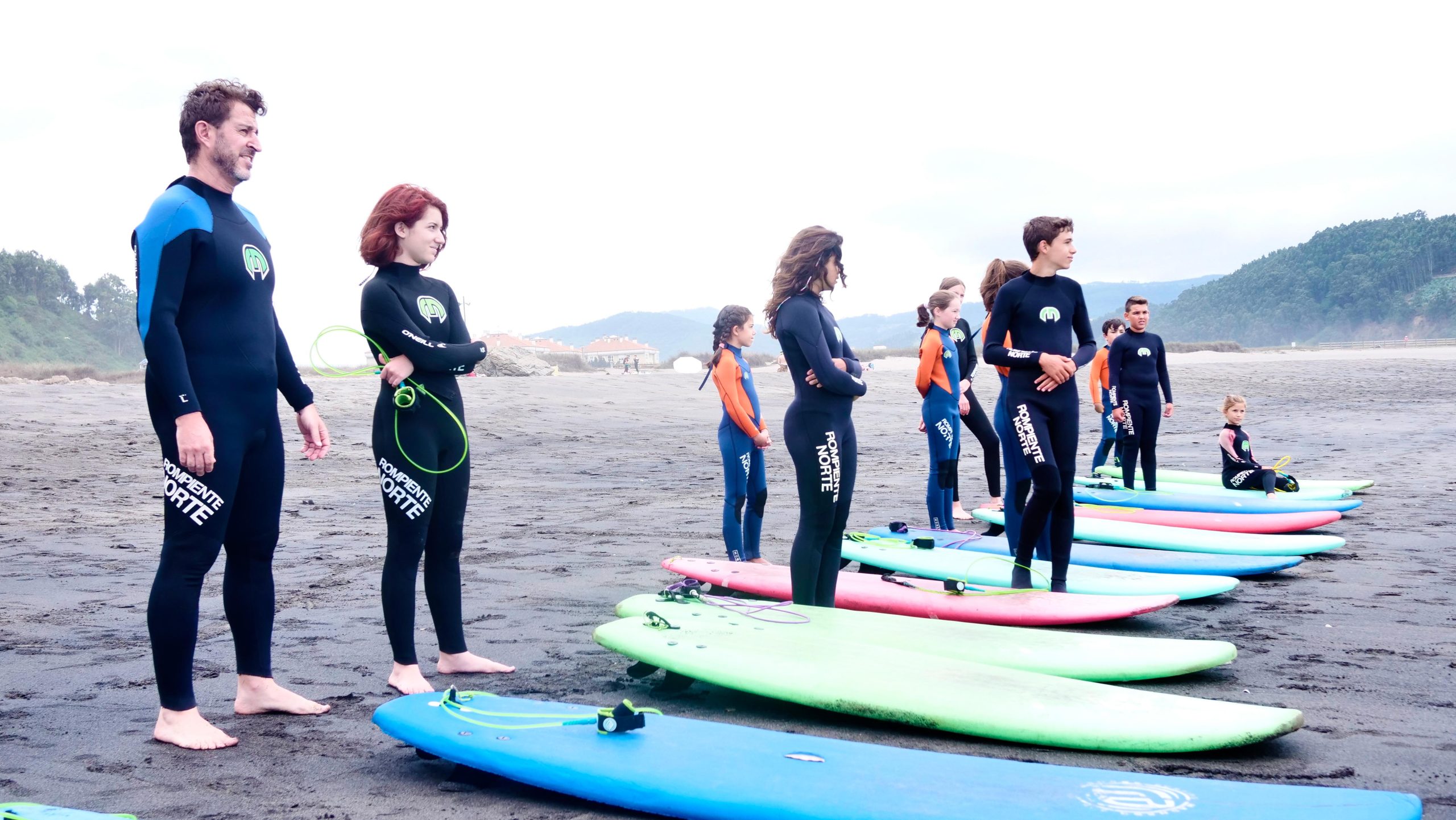 Clases de surf para familias en la Playa de Los Quebrantos
