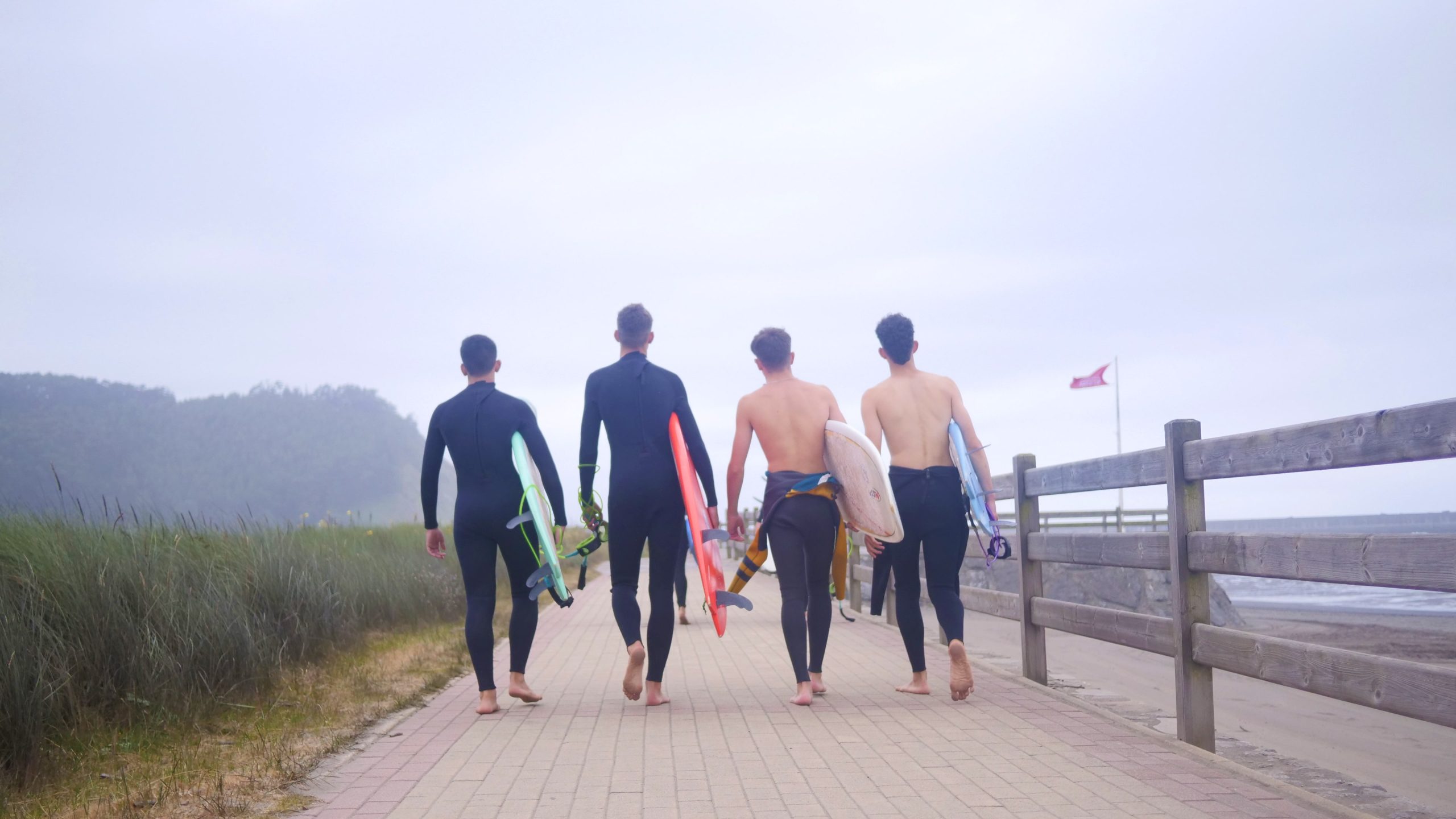 Campamento juvenil de surf en Asturias grupo en la playa