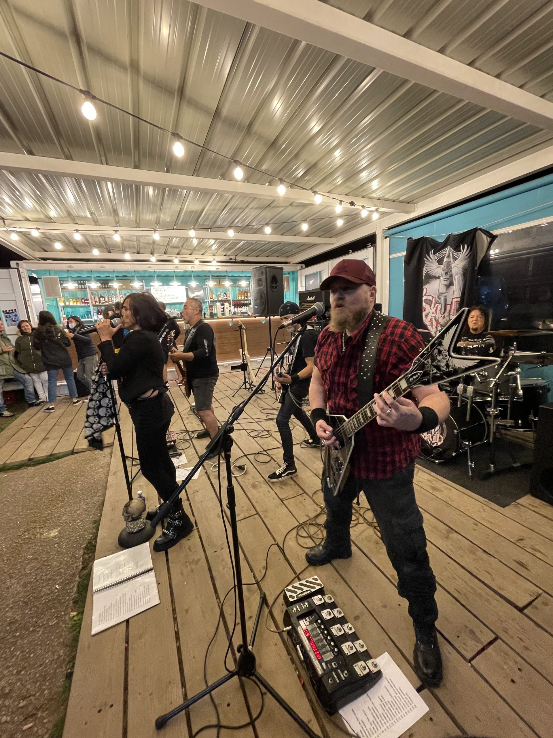 RN Surfbar a pie de playa en la Playa de Los Quebrantos ambiente post surf