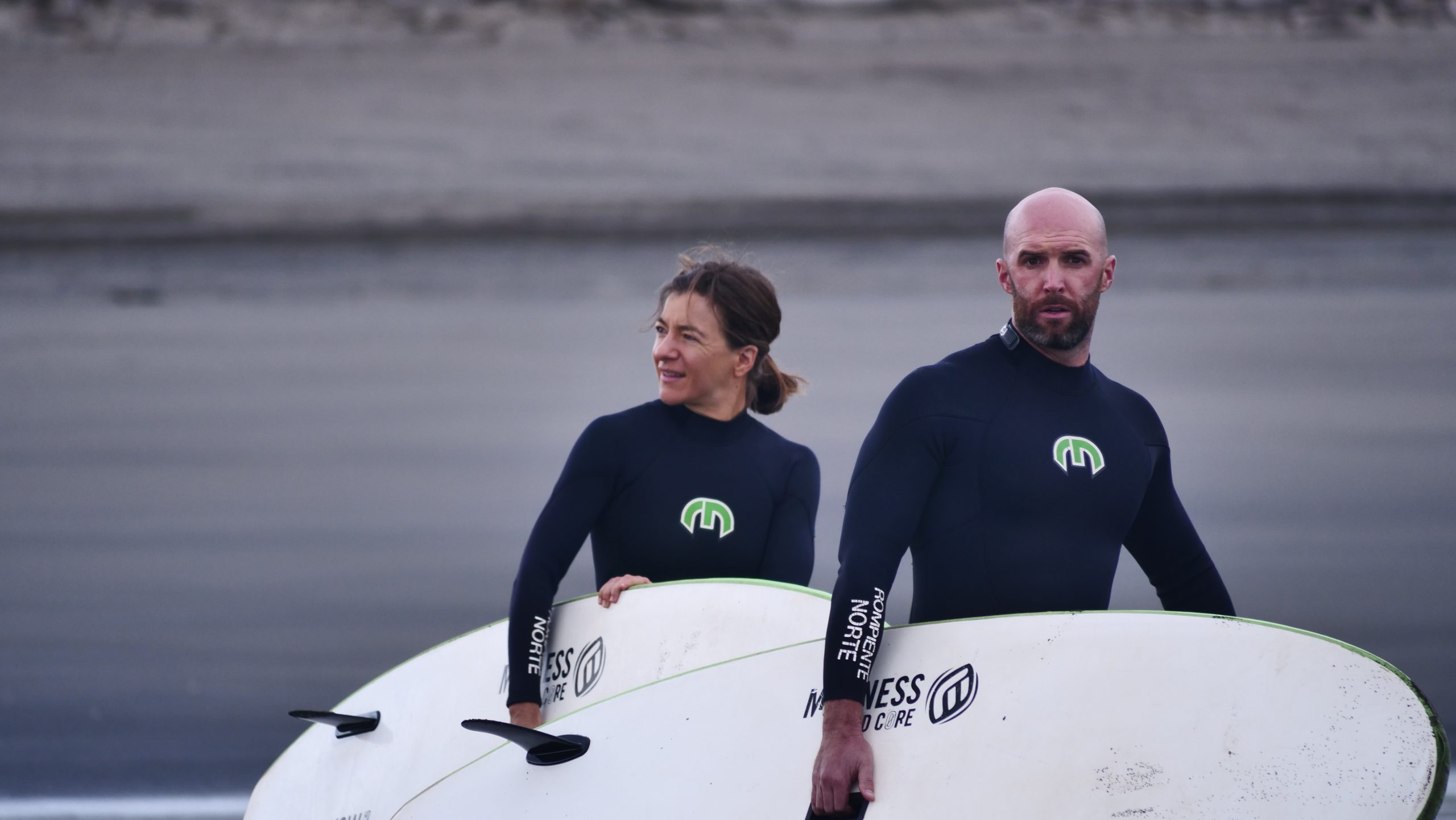 Monitores enseñando surf en la playa de los Quebrantos, Asturias - Rompiente Norte