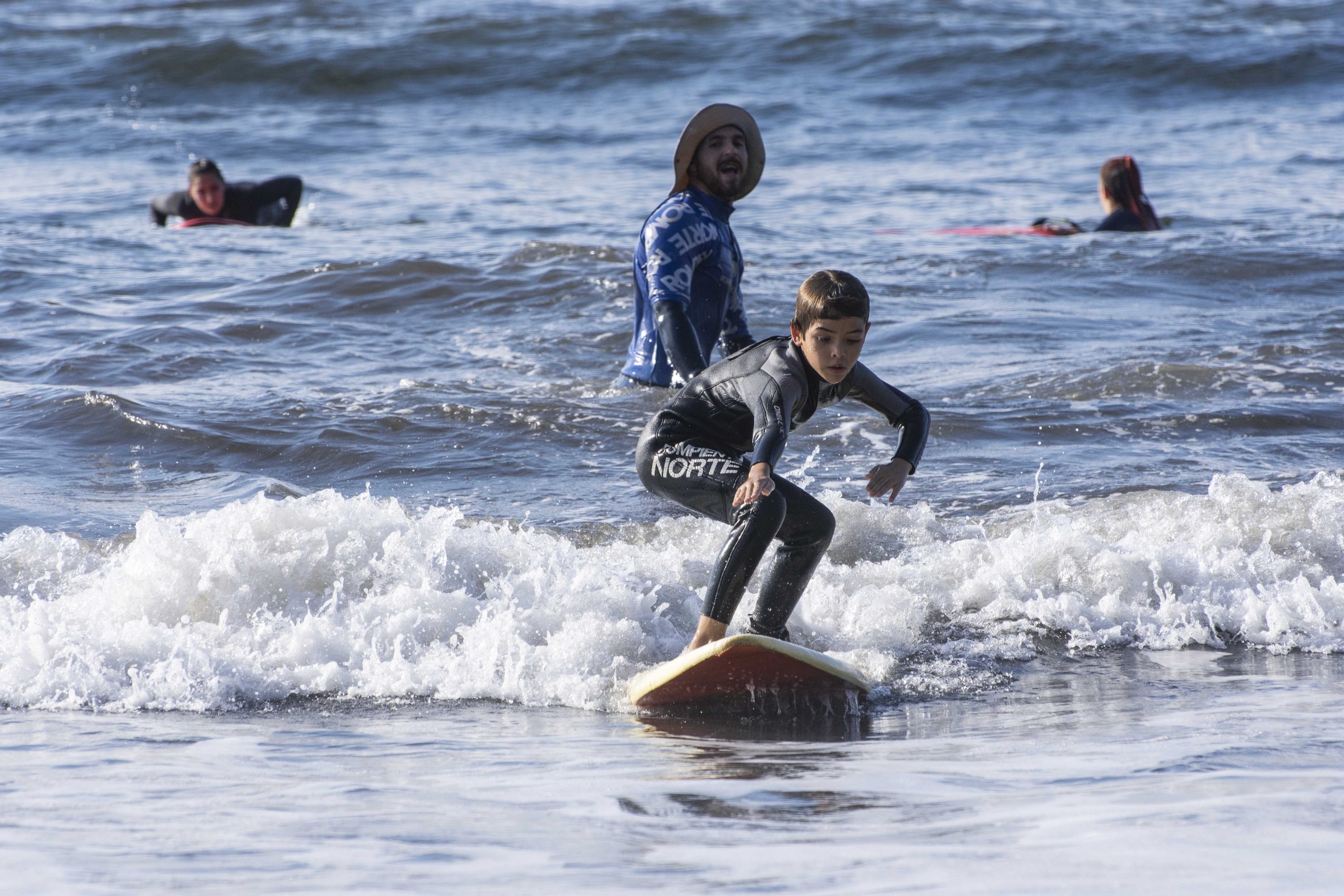 Grupo surfeando juntos