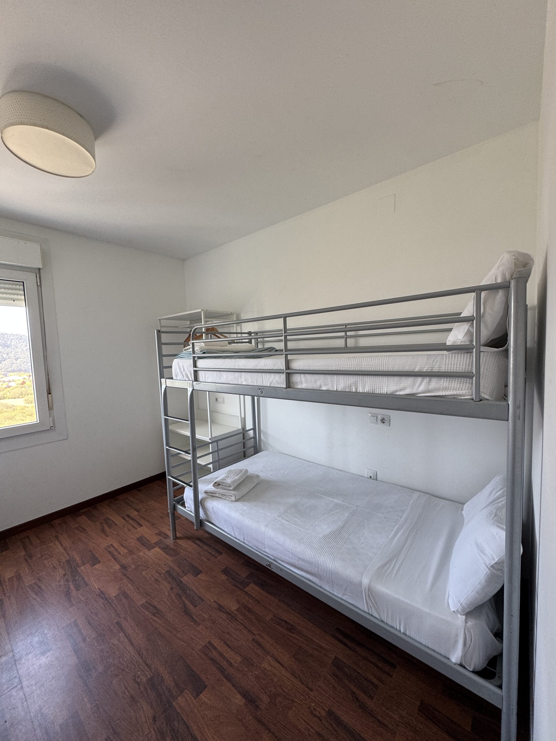 Habitaciones compartidas de diseño en el albergue surfero La Trinchera en Asturias