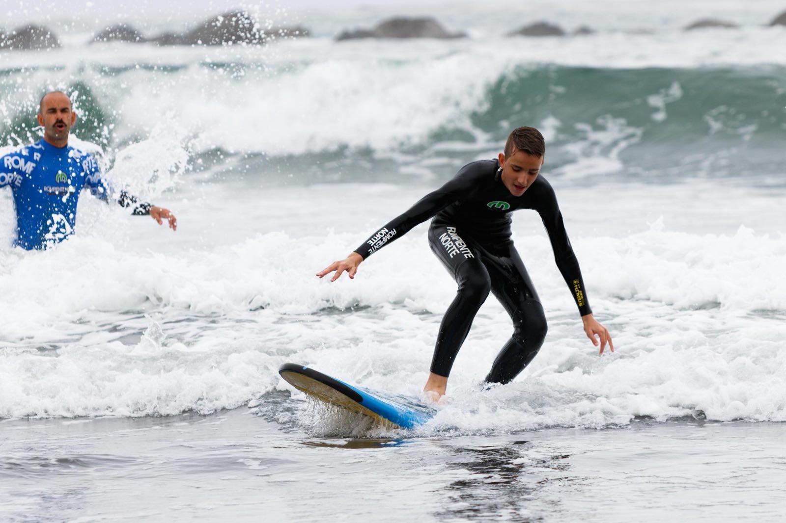 Monitor enseñando a alumno
