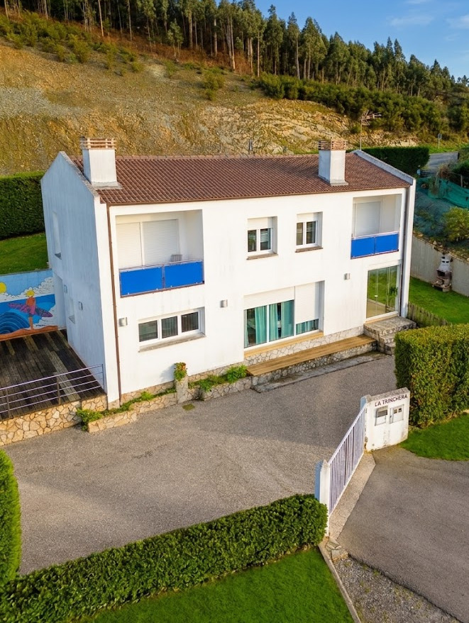 Interior de La Trinchera Surfhouse, tu alojamiento tipo hostel en Asturias